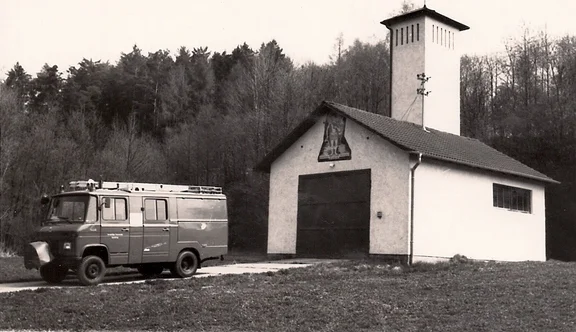 LF 8 vorm Feuerwehrhaus.jpg